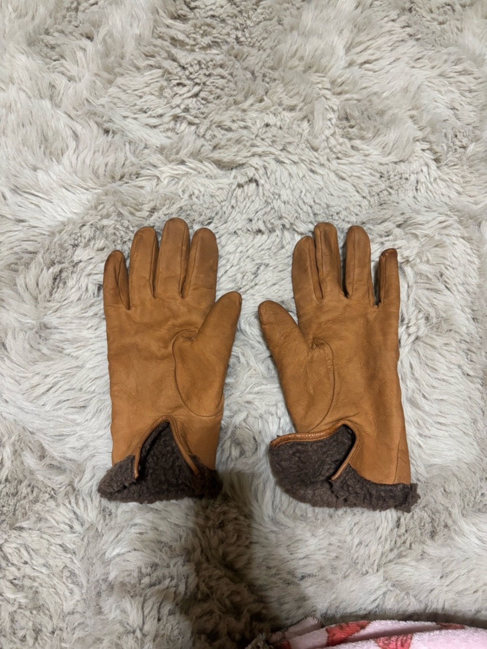 Leather Shearling-Lined Gloves in Cognac